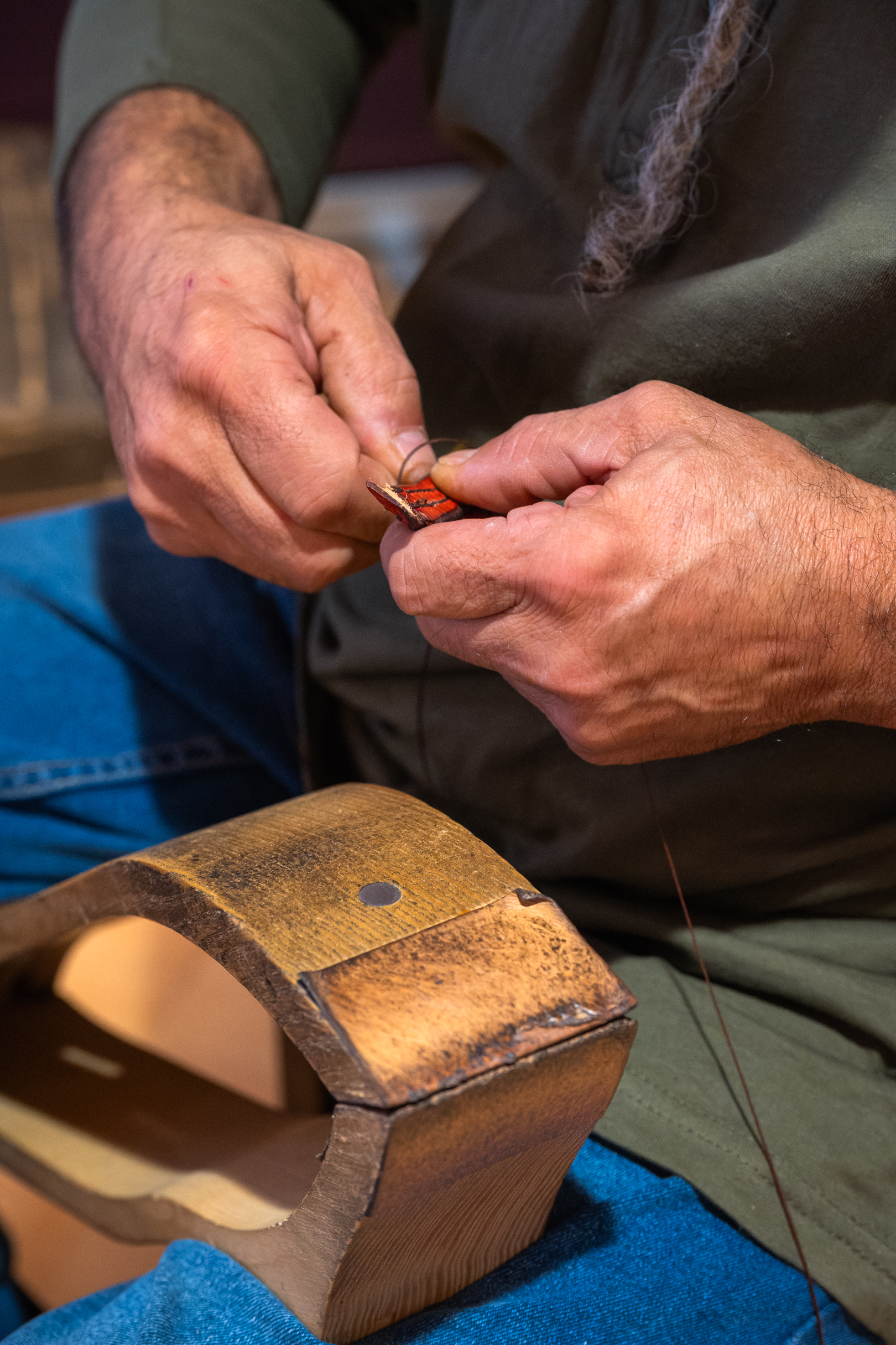Couture du cuir entièrement réalisée à la main dans l’atelier