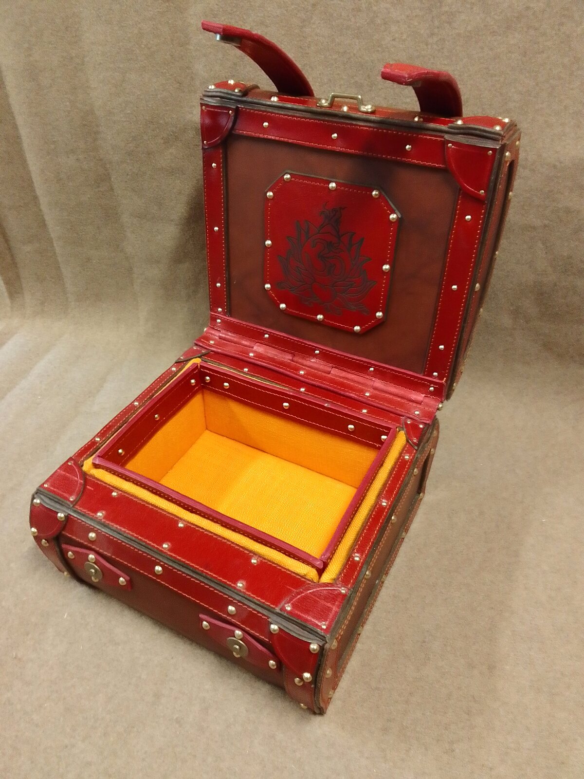 Malle artisanale rouge ouverte réalisée par Art’Illium