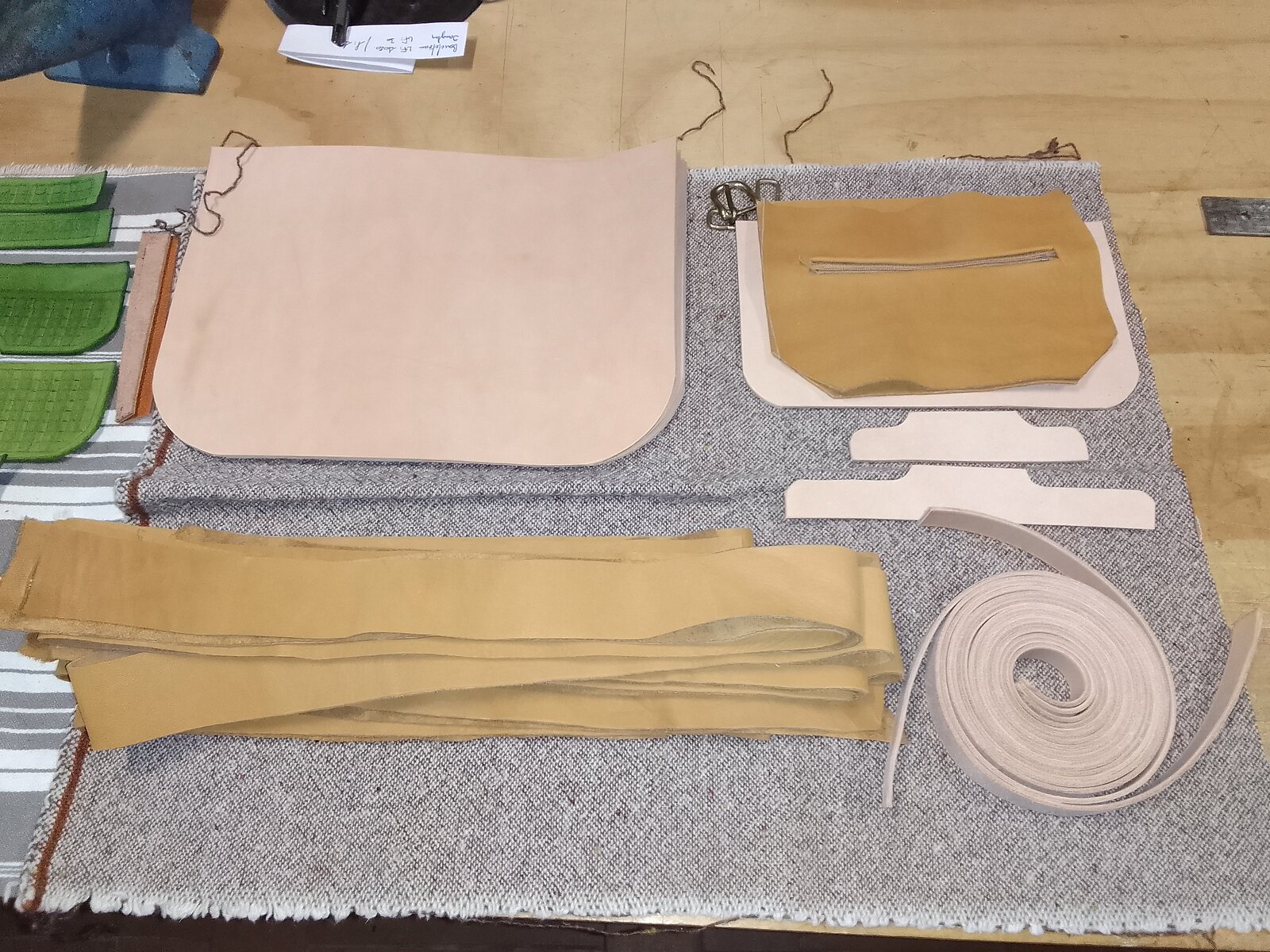 Pièces de cuir découpées avant assemblage d’un sac