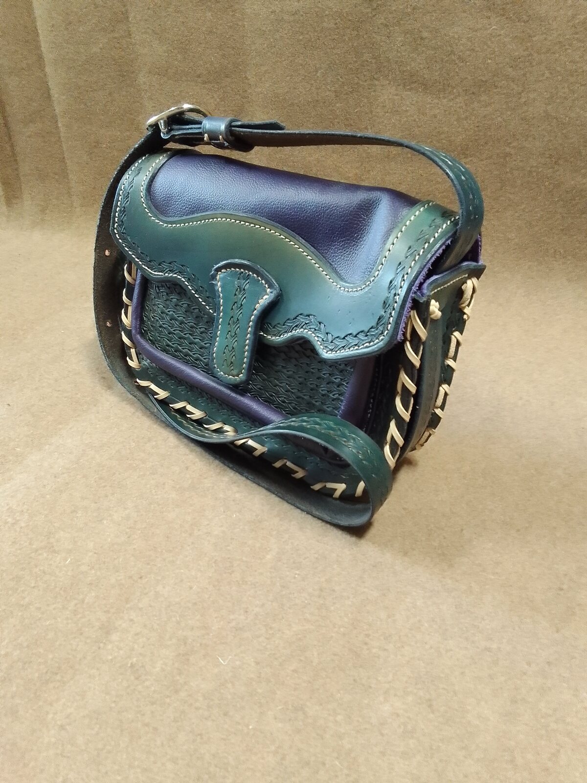 Sac en cuir bleu et vert de la gamme Signature Art’Illium