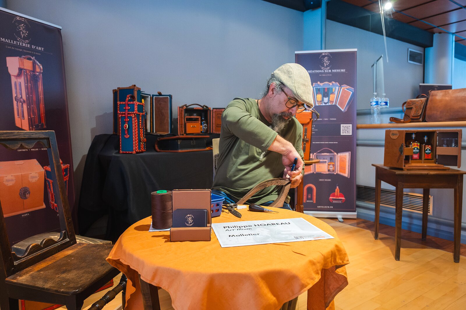« Philippe, artisan d’art Art’Illium, présentant son travail lors d’une exposition »