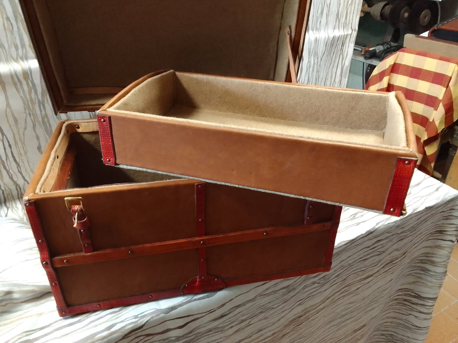 Coffret restauré ouvert avec intérieur rouge
