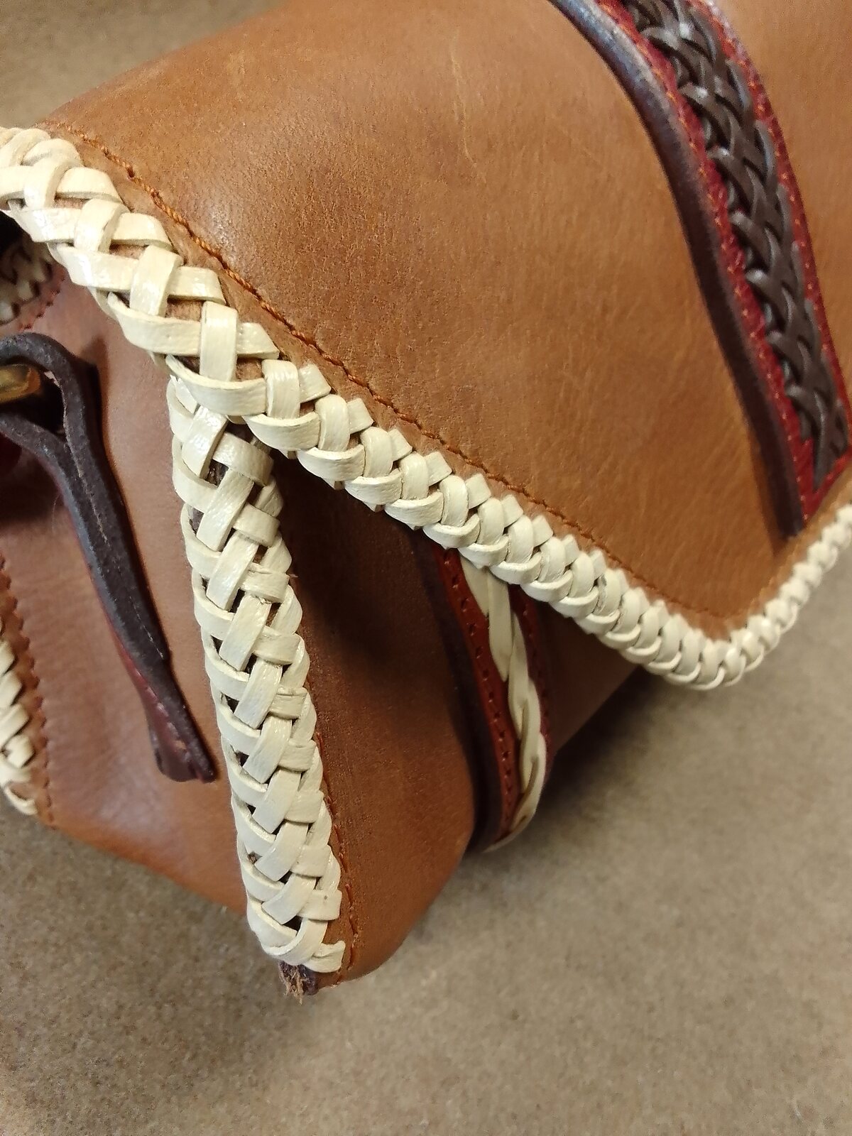 Détail du tressage et des finitions d’un sac en cuir Art’Illium
