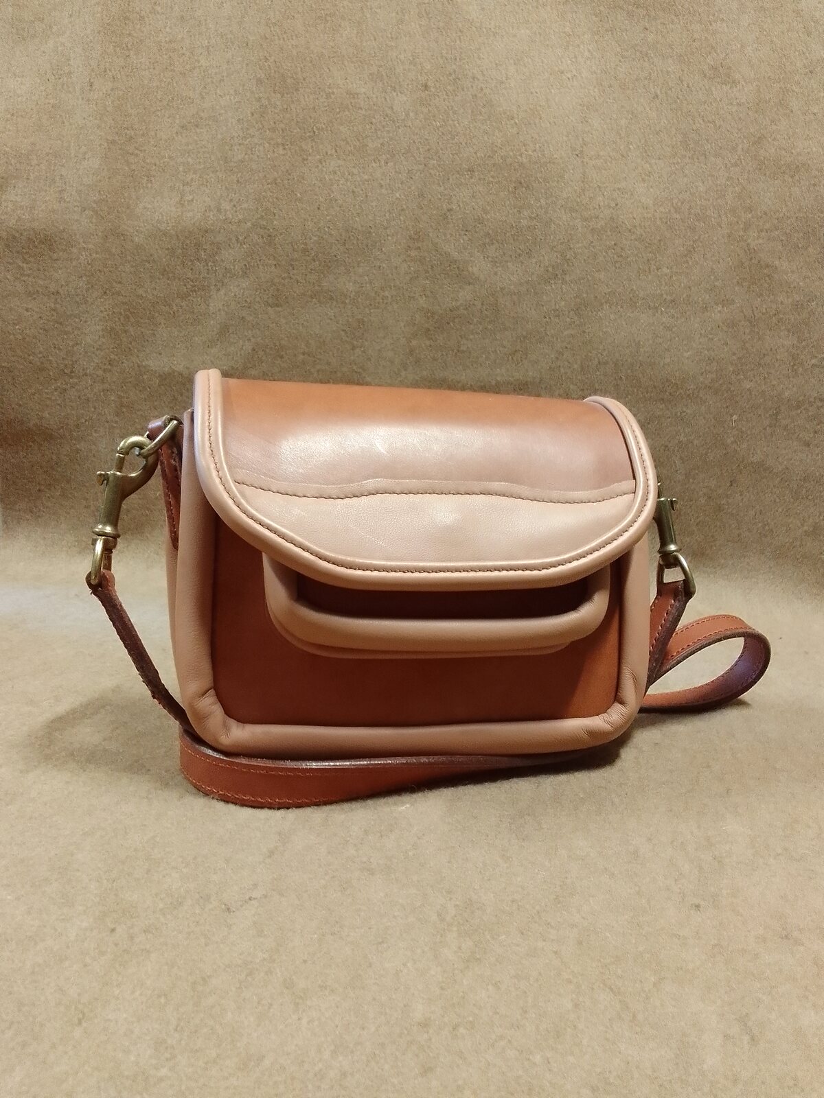 Sac artisanal en cuir fauve et beige de la gamme Héritage