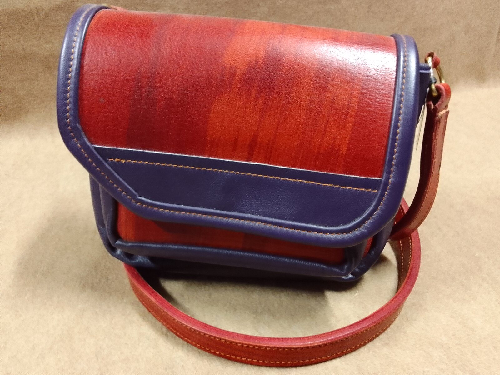Sac rouge et bleu en cuir façonné à la main par Art’Illium