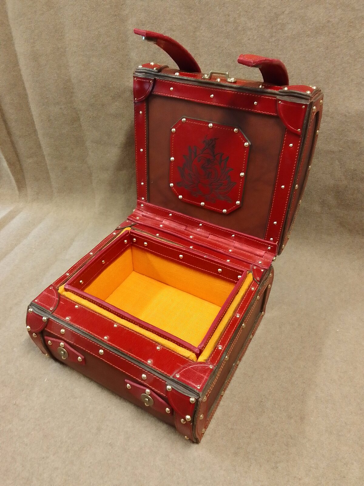Coffret rouge ouvert avec intérieur jaune façonné par Art’Illium