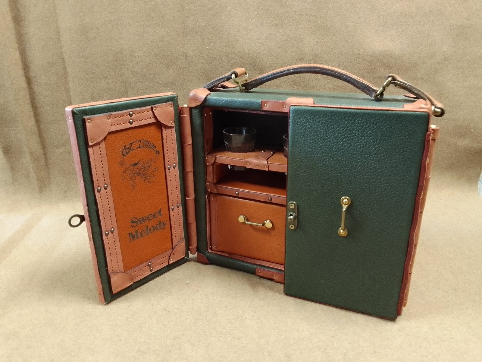 Malle-bar verte et fauve ouverte, réalisée artisanalement