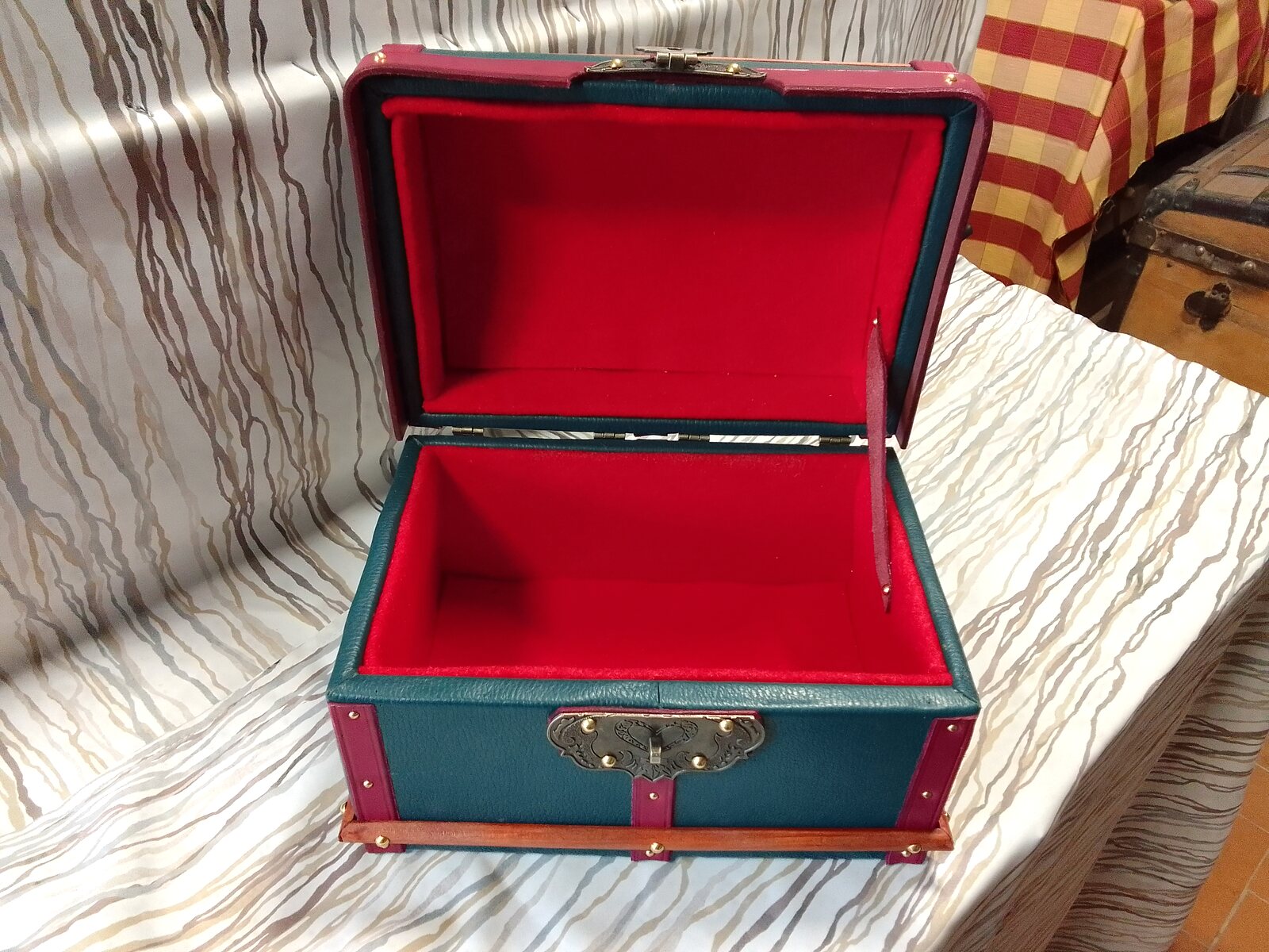 Coffret restauré ouvert avec intérieur rouge