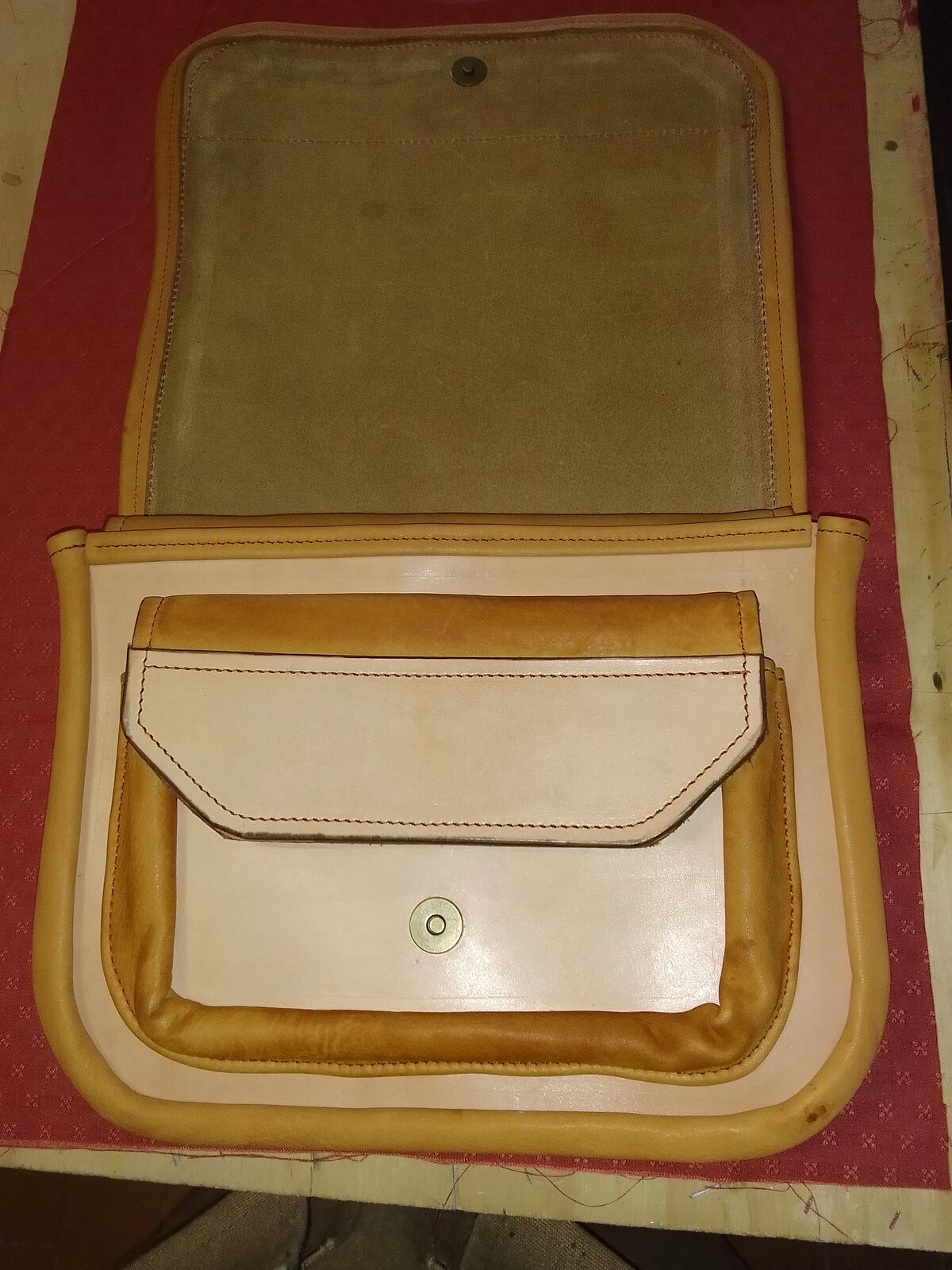 Fabrication artisanale d’un sac en cuir naturel