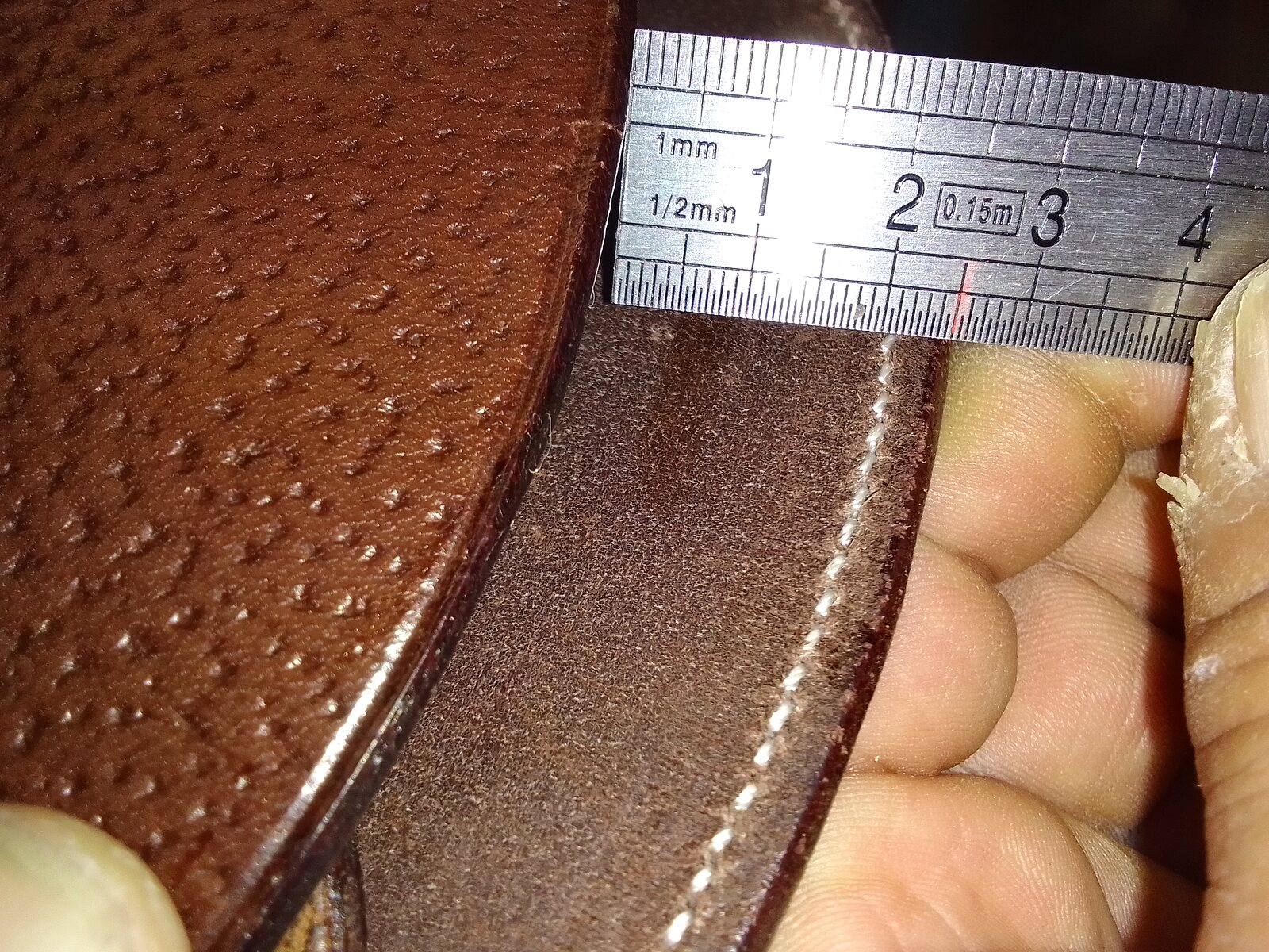 Contrôle précis d’une couture sur une pièce de sellerie