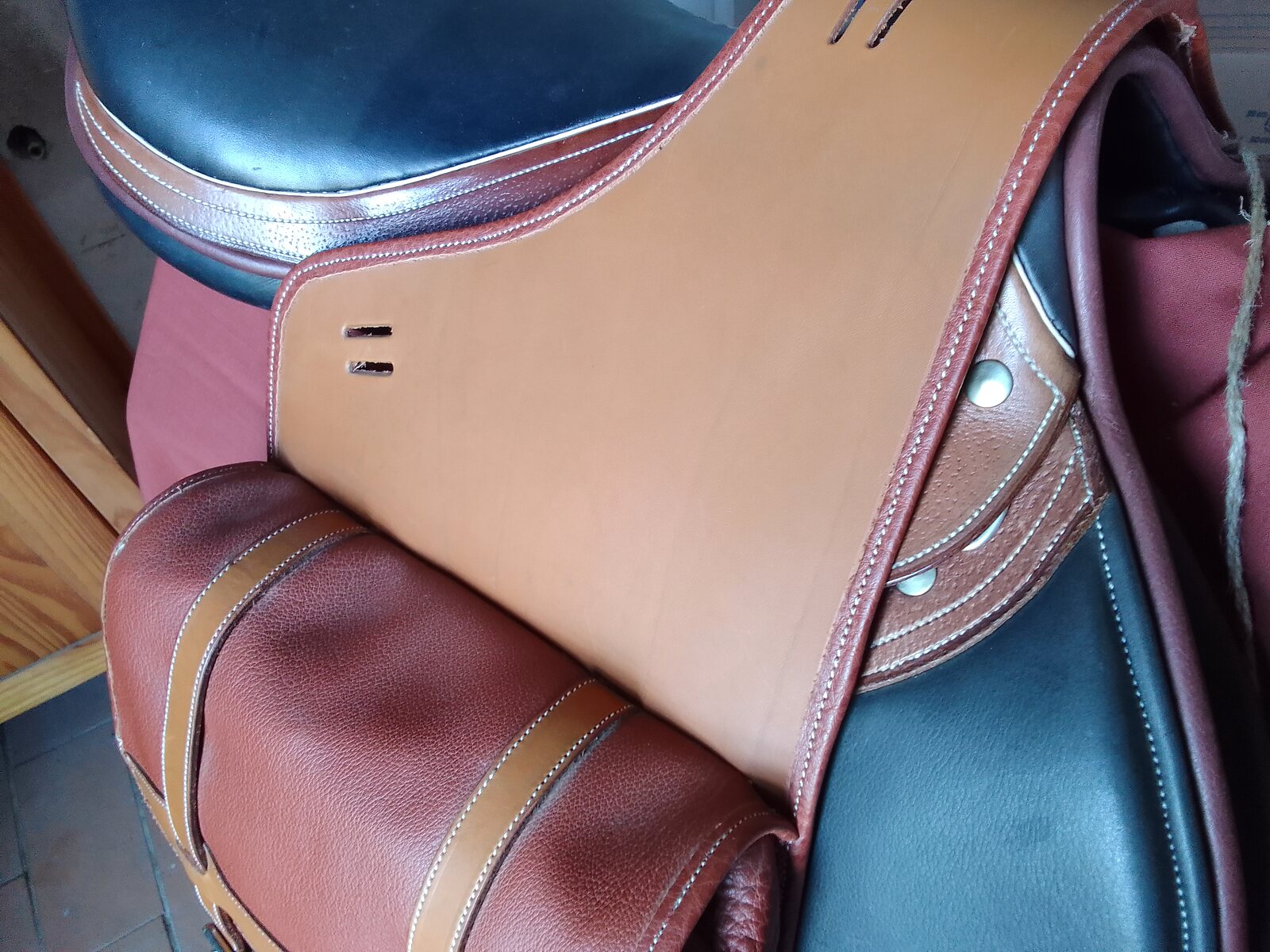 l d’une selle en cuir entièrement façonnée par Art’Illium