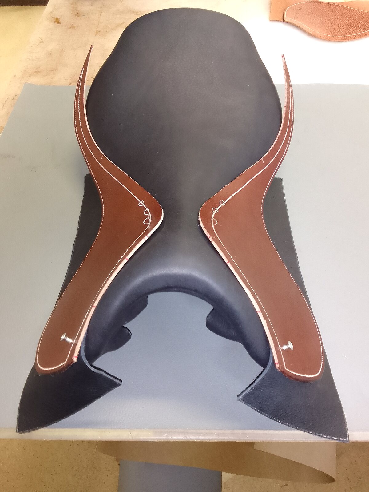 Selle sur mesure en cours de fabrication dans l’atelier