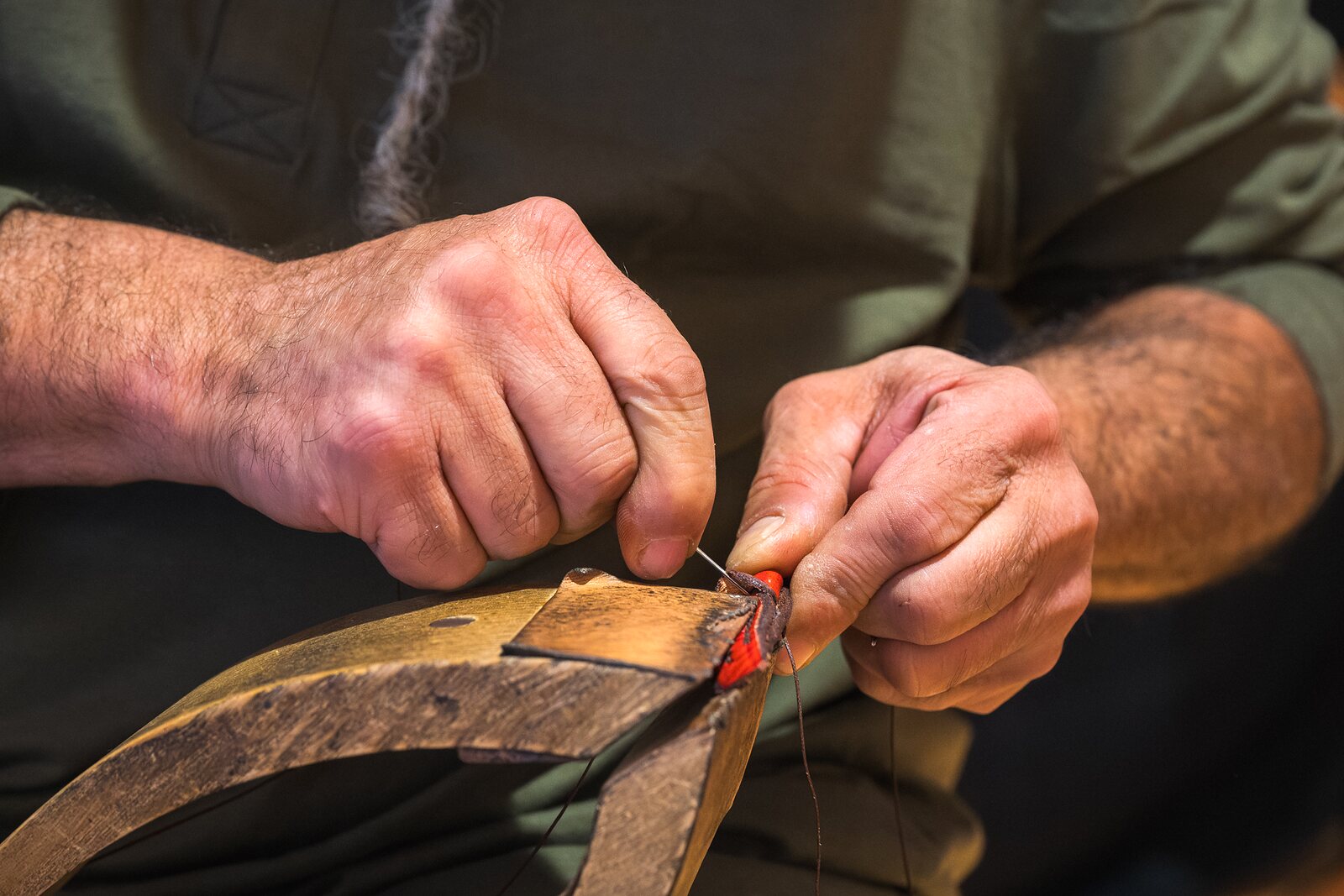 Couture manuelle du cuir dans l’atelier Art’Illium