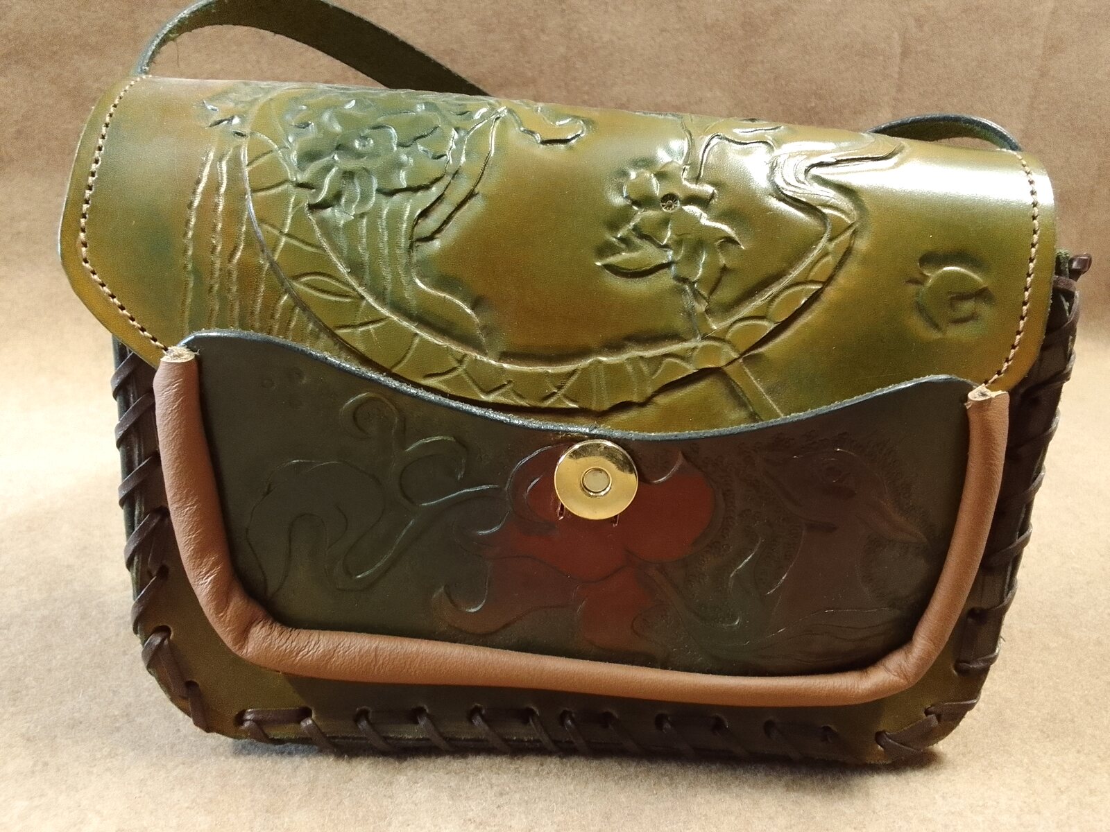 Sac vert en cuir repoussé et entièrement façonné à la main