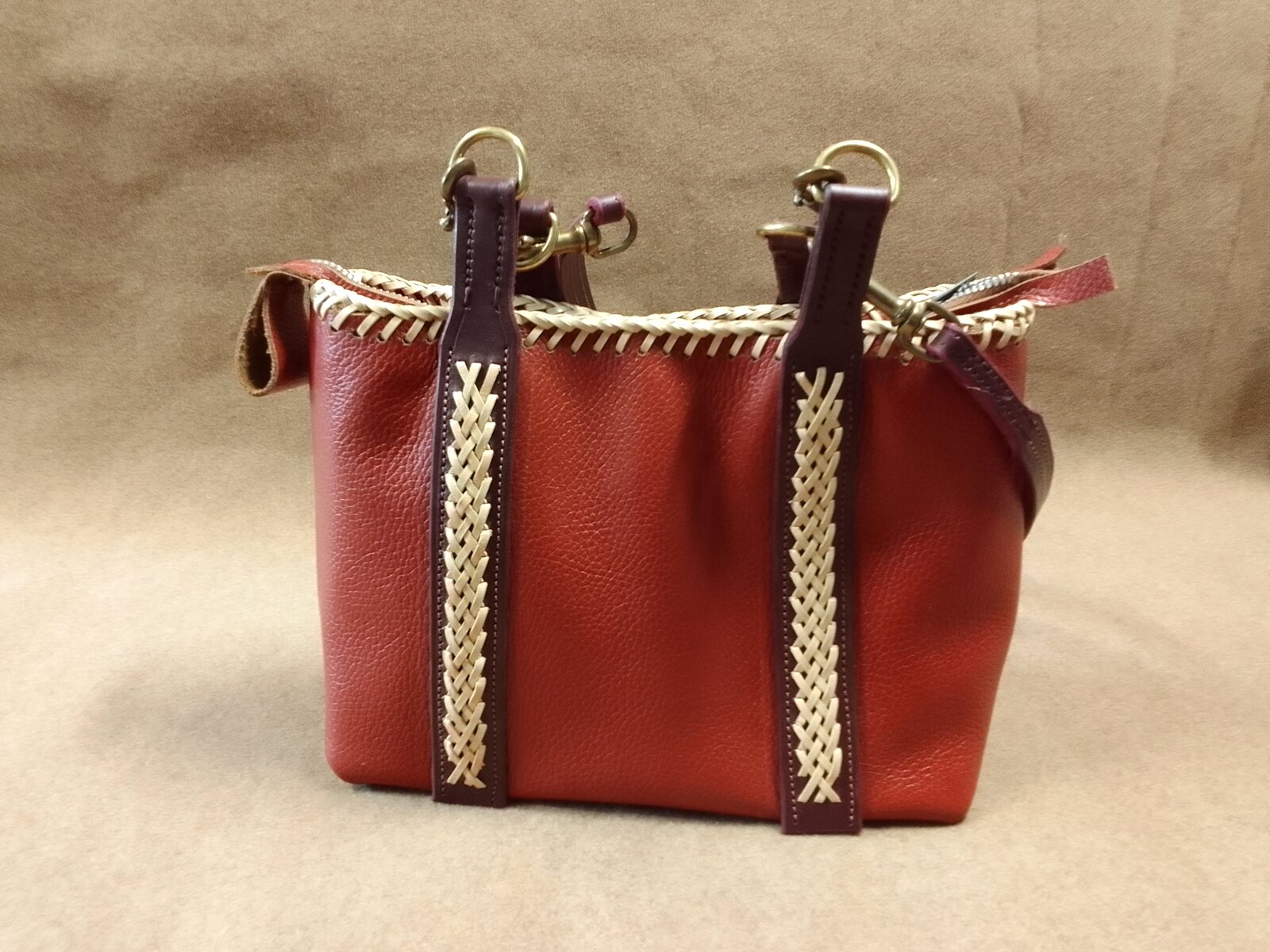 Sac rouge en cuir avec finitions tressées réalisé par Art’Illium