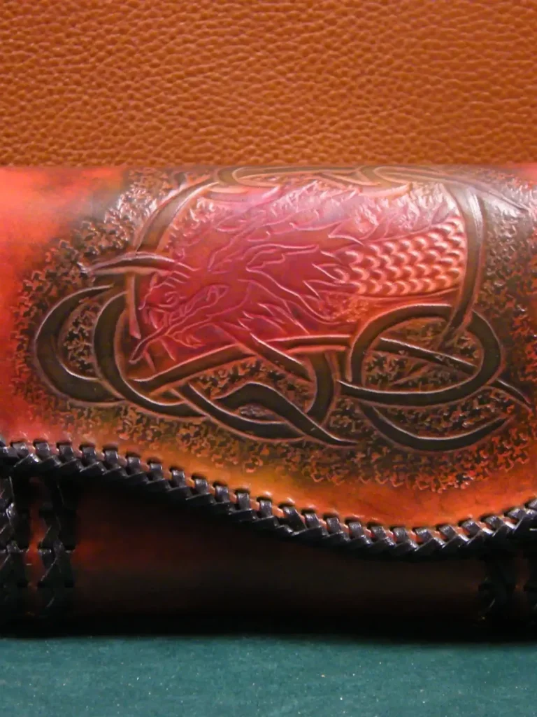 Sacoche en cuir artisanale univers imaginaire – Gamme Signature – Art’Illium